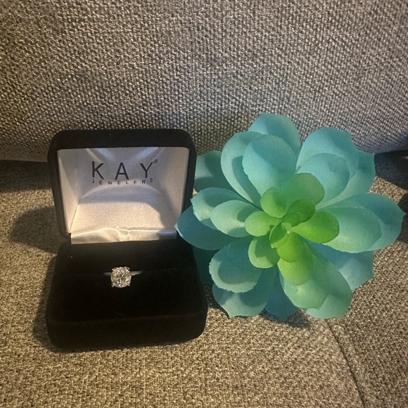 Kay Jewelers Sparkling 2.07ct natural diamond solitaire ring - Picture 3 of 8